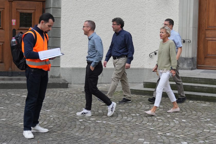 Ruhig und geordnet verlassen Mitarbeitende der Verwaltung das Gebäude.