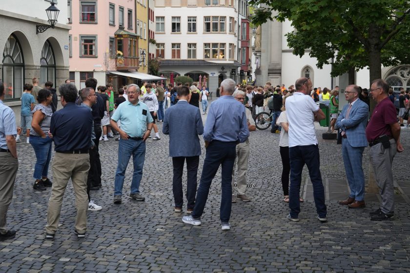 Auch die Mitglieder der GPK und Administrationsratspräsident Armin Bossart haben sich auf dem Sammelplatz eingefunden.