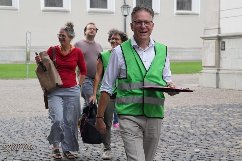 Thomas Franck, Verwaltungsdirektor des Konfessionsteils, bringt als Stockwerkhelfer seine Informationen und letzte Gerettete zum Sammelplatz.