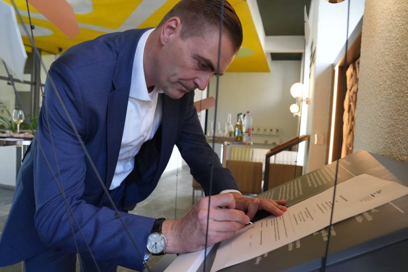 CEO Mitja Schulz von der Debrunner Koenig AG unterzeichnet den Schenkungsvertrag.
