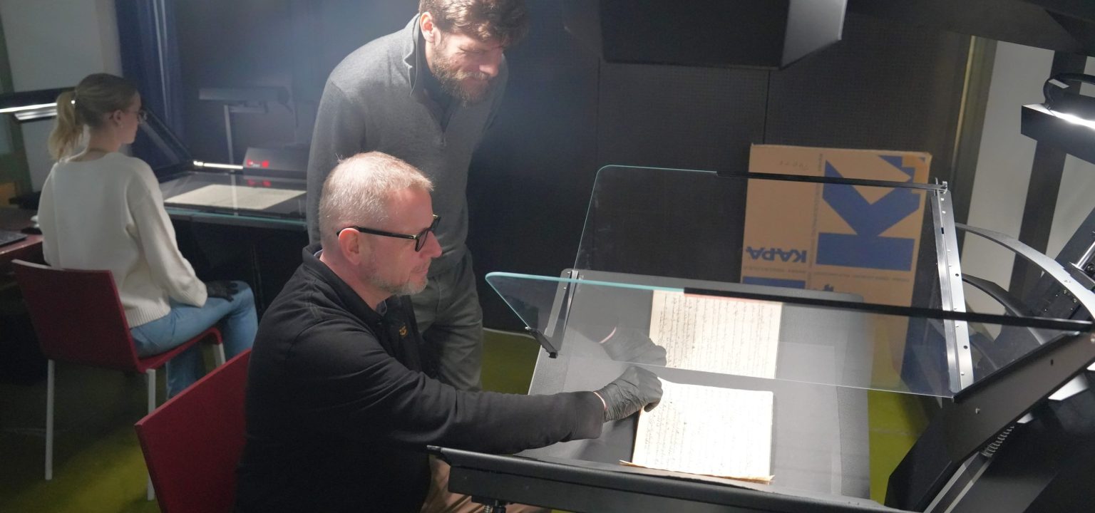 Jakob Kuratli, stellvertretender Stiftsarchivar, verfolgt die Scannerarbeiten interessiert. Bild: Roger Fuchs