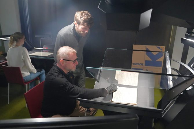 Jakob Kuratli, stellvertretender Stiftsarchivar, verfolgt die Scannerarbeiten interessiert. Bild: Roger Fuchs