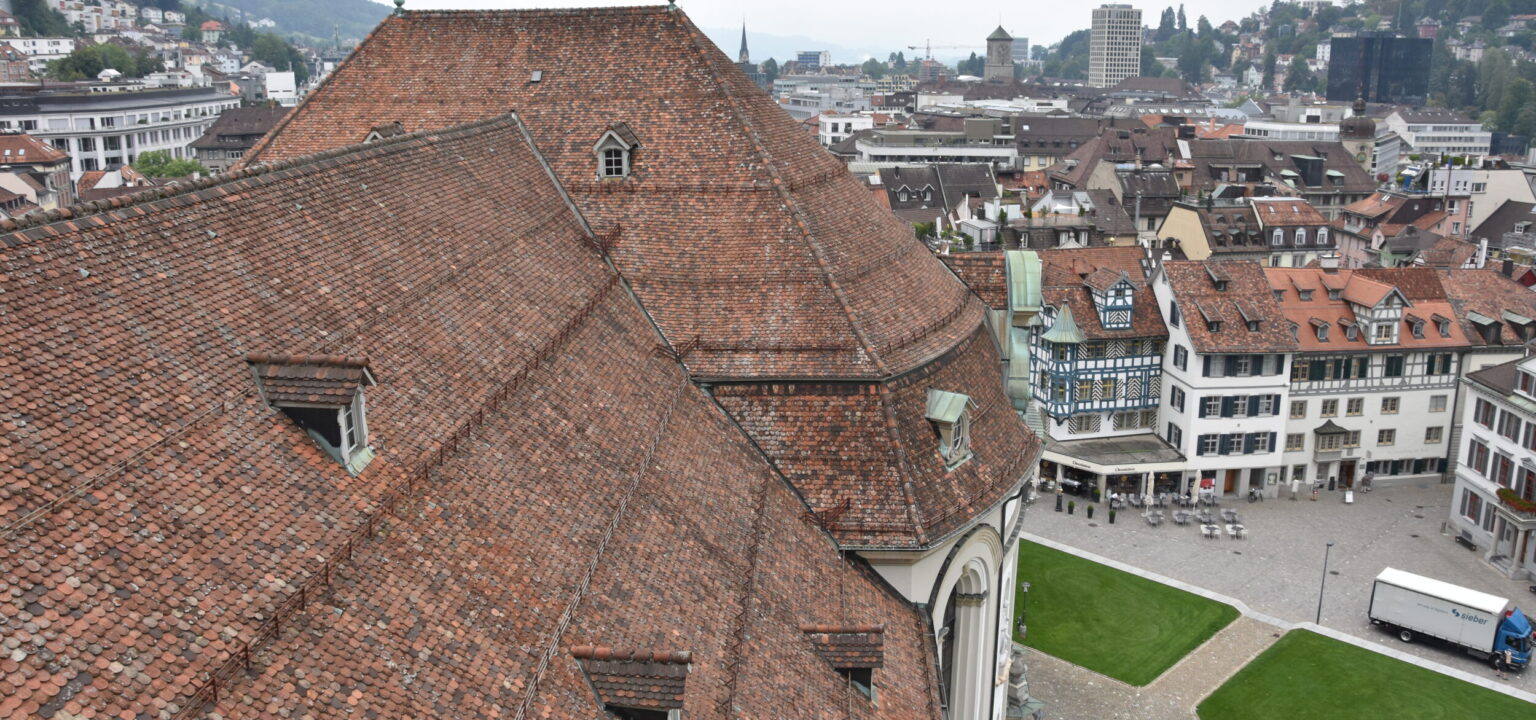 Blick auf das Dach der Kathedrale mit den Tausenden von Ziegeln. Die Unterkonstruktion dieses Dachs muss dringend saniert werden