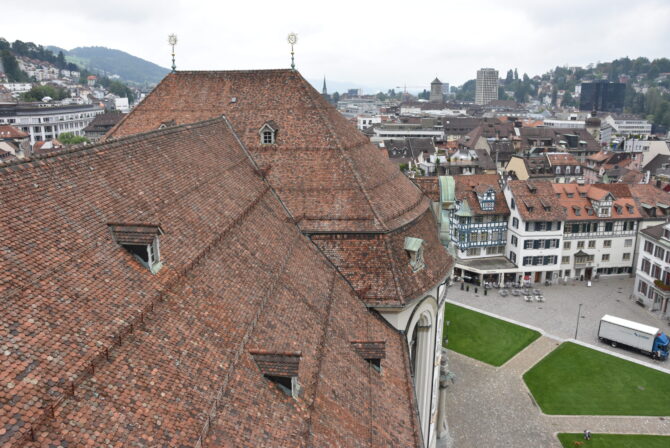 Blick auf das Dach der Kathedrale mit den Tausenden von Ziegeln. Die Unterkonstruktion dieses Dachs muss dringend saniert werden