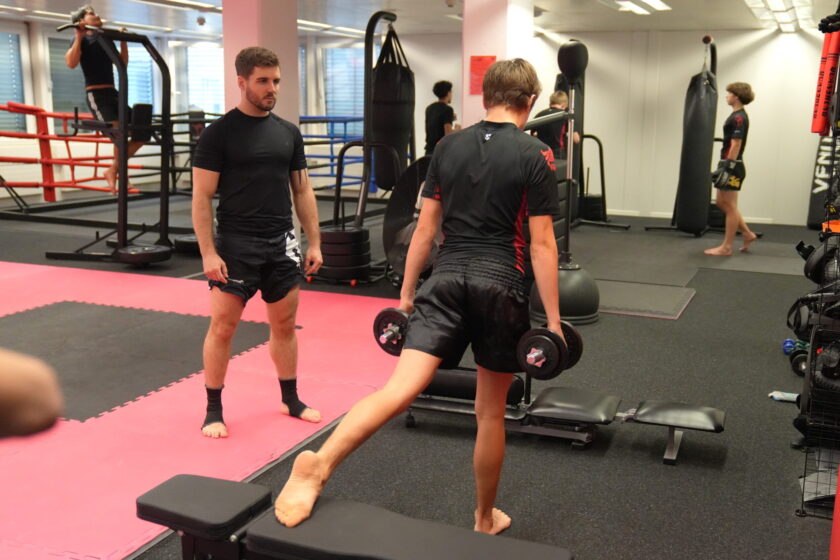 Cédric Gubser kontrolliert während des «Open Gym» - auch beim Aufwärmen.